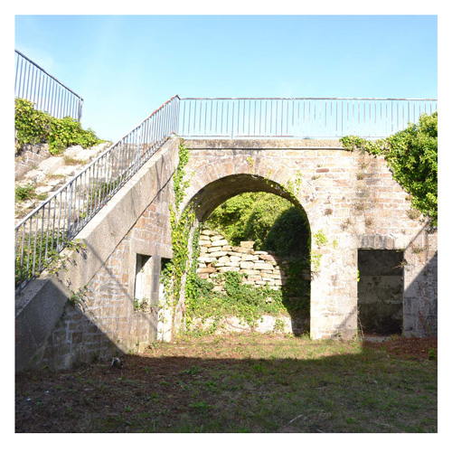 La Redoute des Blancs Sablons au Conquet, vue intérieure de la cour.